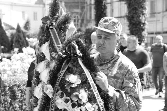 Лучани віддали останню шану полеглому на війні земляку