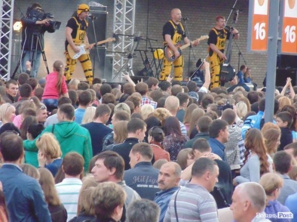 «Дикі» децибели, море народу і зоряні гості: як у Луцьку гуляли під «ПортCity». ФОТО. ВІДЕО