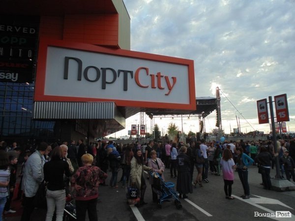 «Дикі» децибели, море народу і зоряні гості: як у Луцьку гуляли під «ПортCity». ФОТО. ВІДЕО