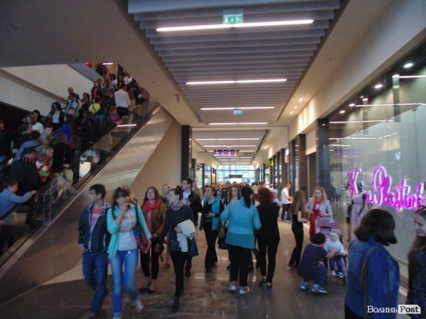 «Дикі» децибели, море народу і зоряні гості: як у Луцьку гуляли під «ПортCity». ФОТО. ВІДЕО