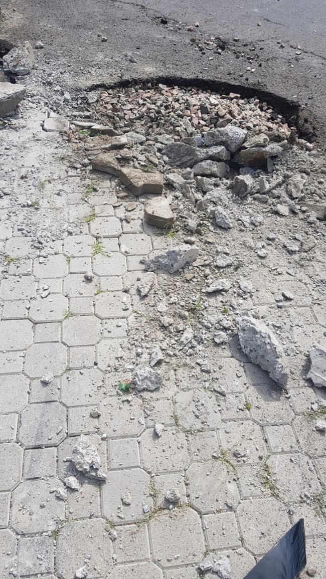 У Луцьку біля корпусу СНУ автомобіль зніс ворота. ФОТО