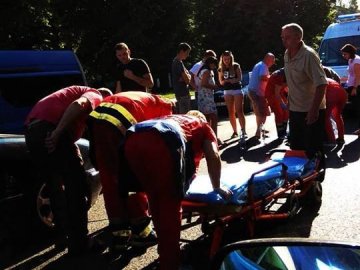 У Луцьку на пішохідному переході Mercedes збив двох дівчат. ФОТО