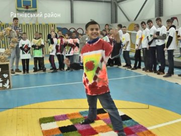 Хороші емоції і авторські футболки: у спецшколі на Волині провели арт-терапію. ВІДЕО