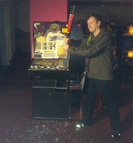 Депутат-свободівець розтрощив битою казино під Києвом. ФОТО