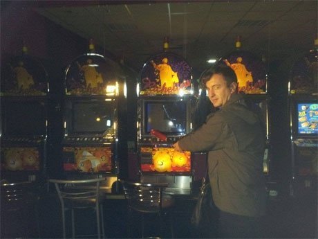 Депутат-свободівець розтрощив битою казино під Києвом. ФОТО