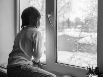 У Запоріжжі в дитсадку з вікна другого поверху випала дитина 