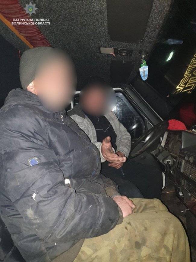 Біля Ковеля чоловіки вночі розкрадали метал зі згорілого автобуса. ФОТО