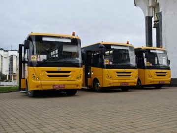 Громадам Волині передали 14 шкільних автобусів