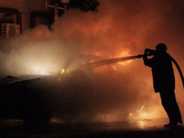 На Волині горів гараж з автомобілем