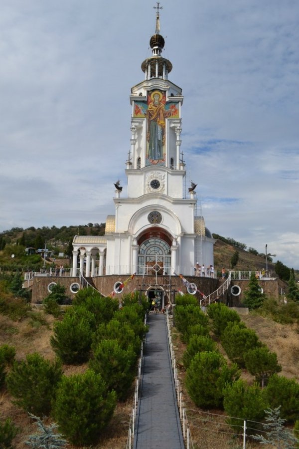 Церковь-маяк. Купола украшены якорями, поднятыми из моря. На вершине яркий фонарь, который служит маяком ночью. Очень красиво Поселок Рыбачье, Крым, 8 июля 2013 года. Автор Маша Титаренко