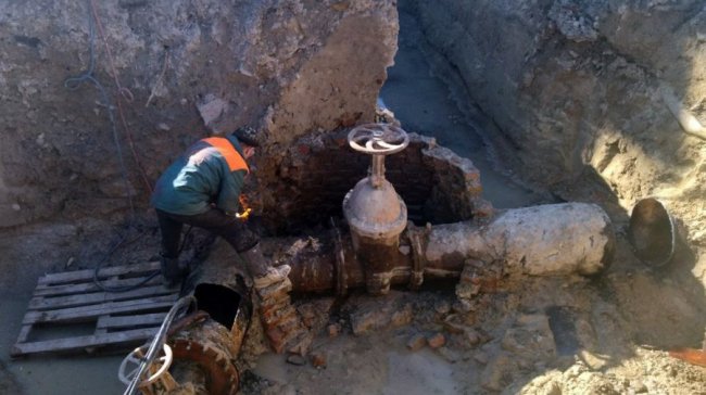 У Луцьку ремонтують частину старого водогону. ФОТО
