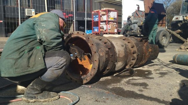 У Луцьку ремонтують частину старого водогону. ФОТО