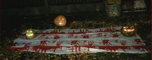 Гарбузи і «криваві відбитки»: під будинком судді КСУ з Волині влаштували акцію протесту