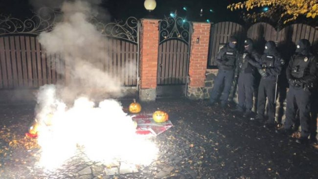 Гарбузи і «криваві відбитки»: під будинком судді КСУ з Волині влаштували акцію протесту