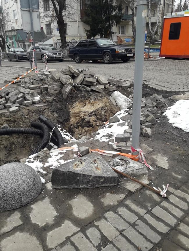 У центрі Луцька поцупили кликуна 