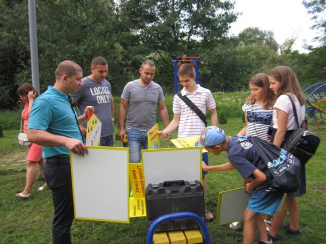 Не смітити: у місті на Волині з'явились оригінальні таблички. ФОТО