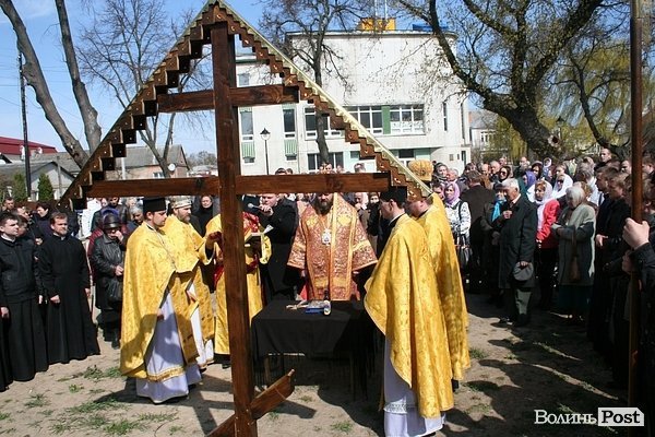 У Луцьку освятили місце під каплицю Небесної сотні. ФОТО