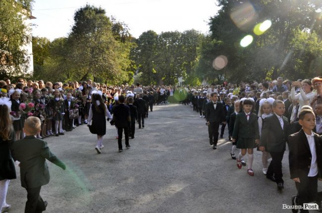 Сонячне проміння осяяло першачків у школи №15