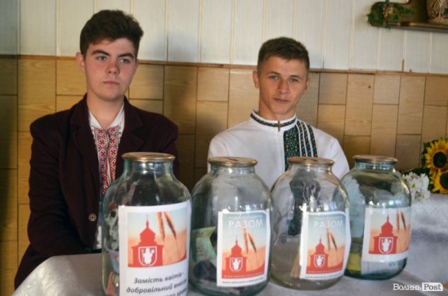 Також в гімназії №21 замість квітів збирали гроші на церкву у Волновасі, що на Донеччині