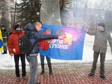 У Хмельницькому біля пам'ятника Шевченкові спалили прапор Партії регіонів. ВІДЕО