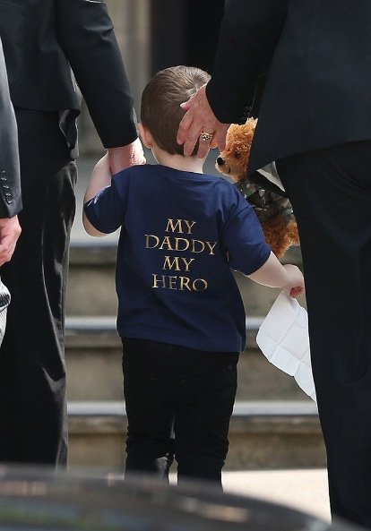 23. Дворічний Джек Рігбі на похоронах свого батька Лі Рігбі в Англії