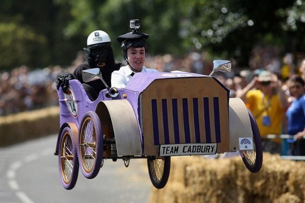 25. Команда на Red Bull Soapbox Race в Лондоні. Команди змагаються на саморобних гоночних апаратах, які рухаються по похилій трасі під дією сили тяжіння