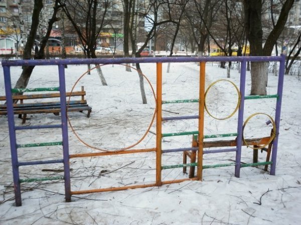 Занедбаний дитячий майданчик у Луцьку. ФОТО