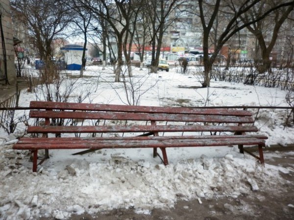 Занедбаний дитячий майданчик у Луцьку. ФОТО