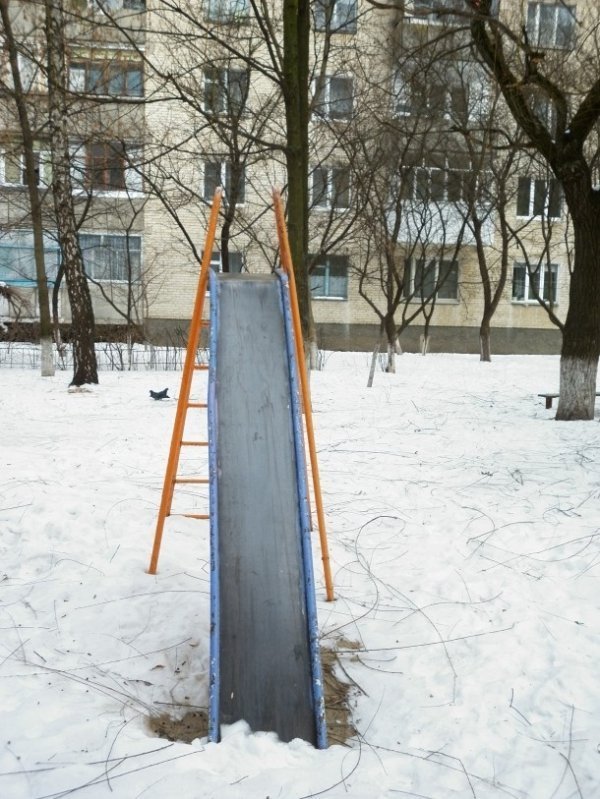 Занедбаний дитячий майданчик у Луцьку. ФОТО