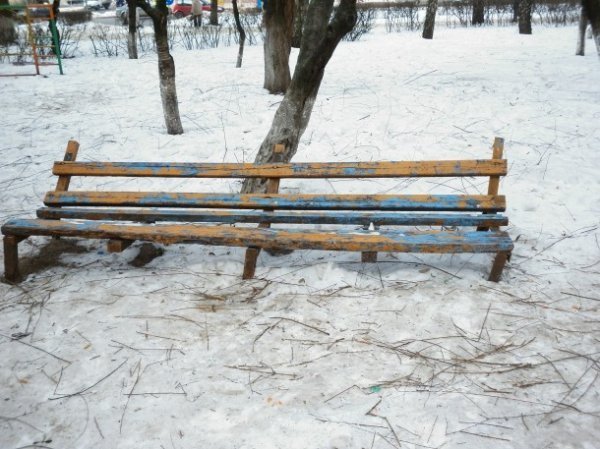 Занедбаний дитячий майданчик у Луцьку. ФОТО