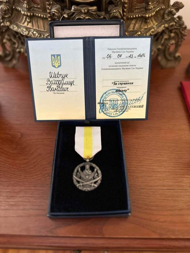 Архієпископ з Волині отримав від Залужного нагрудний знак «За сприяння війську»