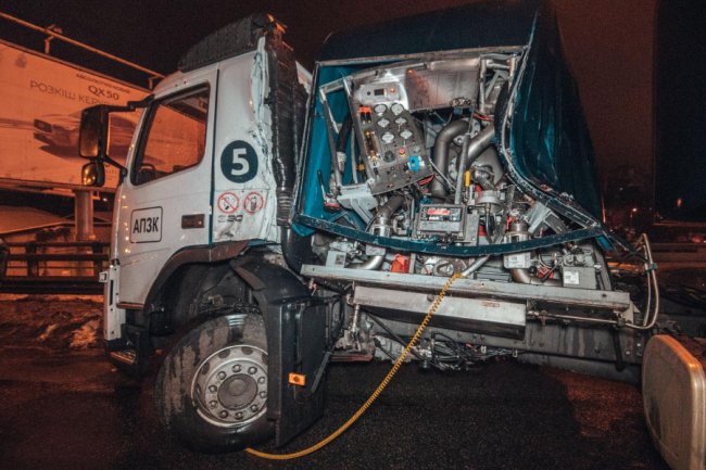 Бензовоз влетів у відбійник: рух ускладнений. ФОТО