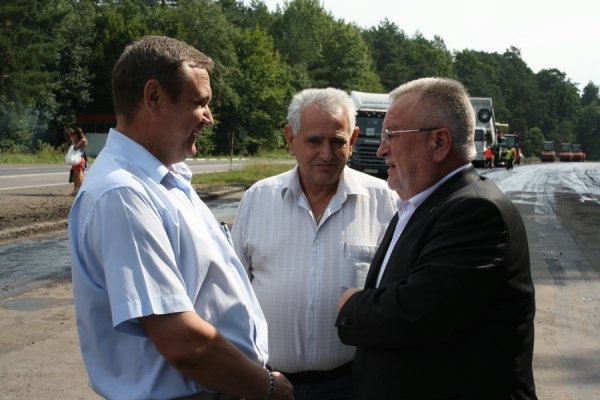 Дорогу «Луцьк-Рівне» ремонтують одесити. ФОТО