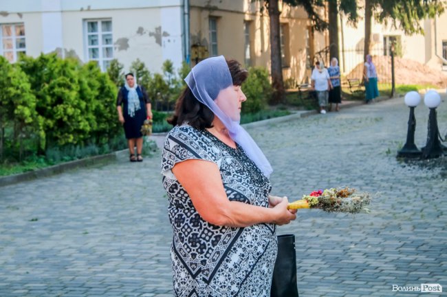 Різнобарв’я квітів та запашний мед: як у Луцьку святять «маковійчики». ФОТО