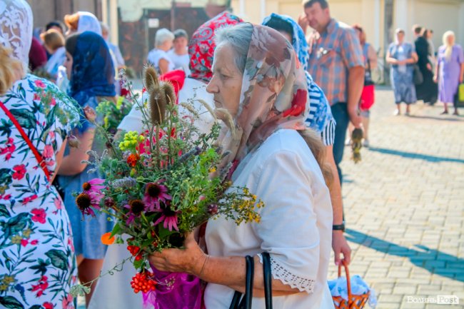 Різнобарв’я квітів та запашний мед: як у Луцьку святять «маковійчики». ФОТО