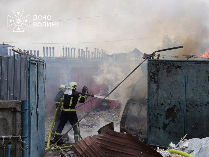 У Луцьку внаслідок обстрілу горів гаражний кооператив. ФОТО