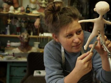 Лучанка отримала стипендію на мрію: вона створює ляльки для анімації