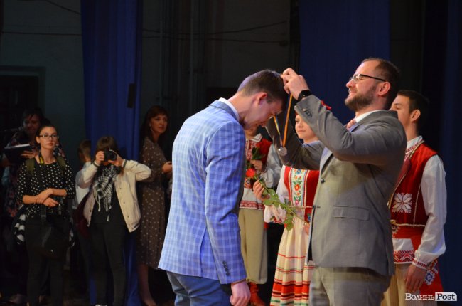 «Ви переможці»: у Луцьку нагородили випускників-медалістів. ФОТО