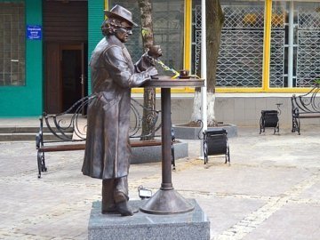Скандальну скульптуру у центрі Луцька «вліпили, як здрастє», ‒ депутат
