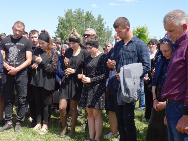 Залишилися двоє малих діток: на Волині попрощалися із Героєм Тарасом Троцем