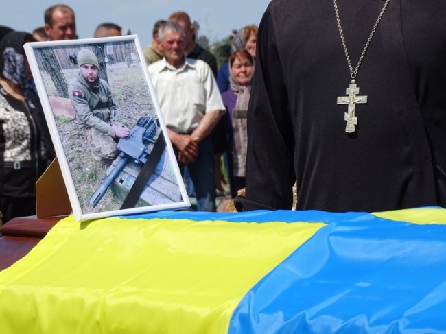 Залишилися двоє малих діток: на Волині попрощалися із Героєм Тарасом Троцем