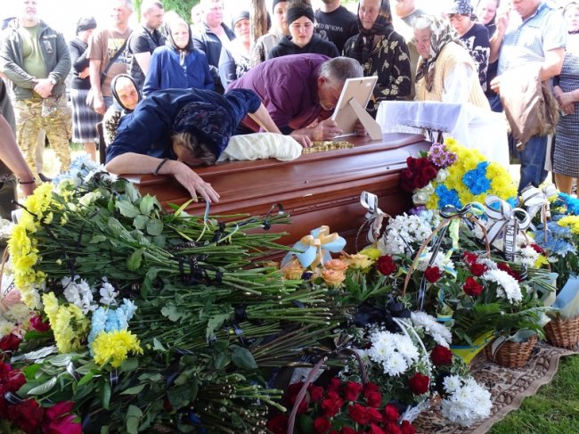 Залишилися двоє малих діток: на Волині попрощалися із Героєм Тарасом Троцем