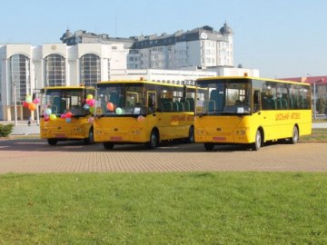 На Волині три громади отримали шкільні автобуси