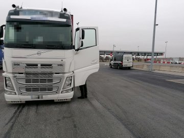 У Польщі затримали водія з України, який їхав за кермом фури 22 години без відпочинку