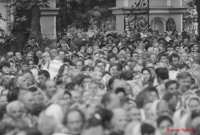 Яблуку ніде впасти: як у Луцьку відзначали тисячоліття хрещення Русі. РЕТРОФОТО 