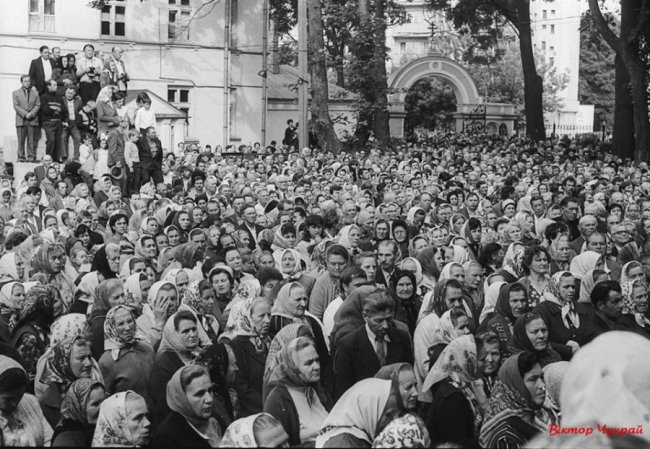 Яблуку ніде впасти: як у Луцьку відзначали тисячоліття хрещення Русі. РЕТРОФОТО 