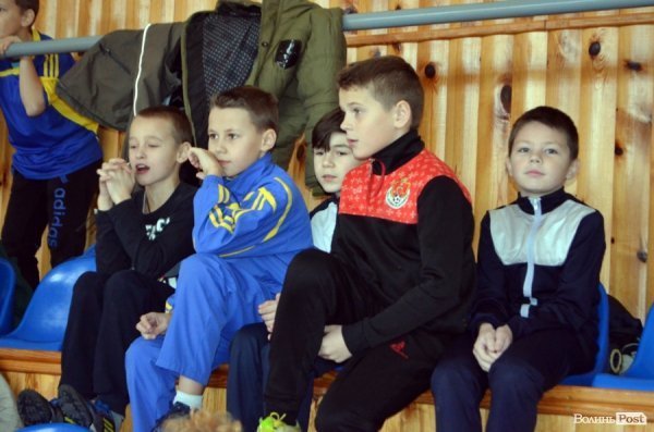 Бігали, раділи, вболівали: у Ковелі школярі змагалися на святкових «Веселих стартах»