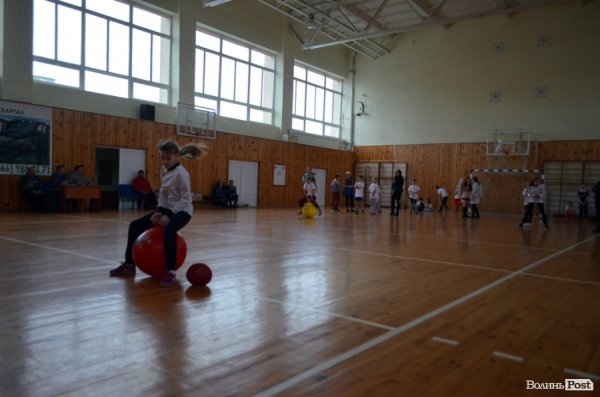 Бігали, раділи, вболівали: у Ковелі школярі змагалися на святкових «Веселих стартах»