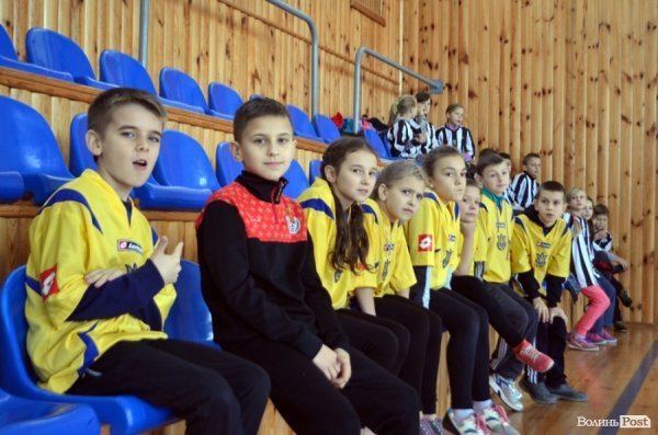 Бігали, раділи, вболівали: у Ковелі школярі змагалися на святкових «Веселих стартах»