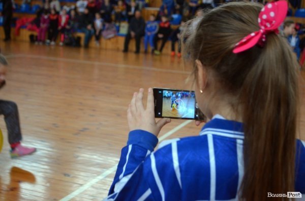 Бігали, раділи, вболівали: у Ковелі школярі змагалися на святкових «Веселих стартах»